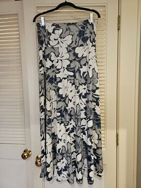Women's Navy & White Floral Maxi Skirt